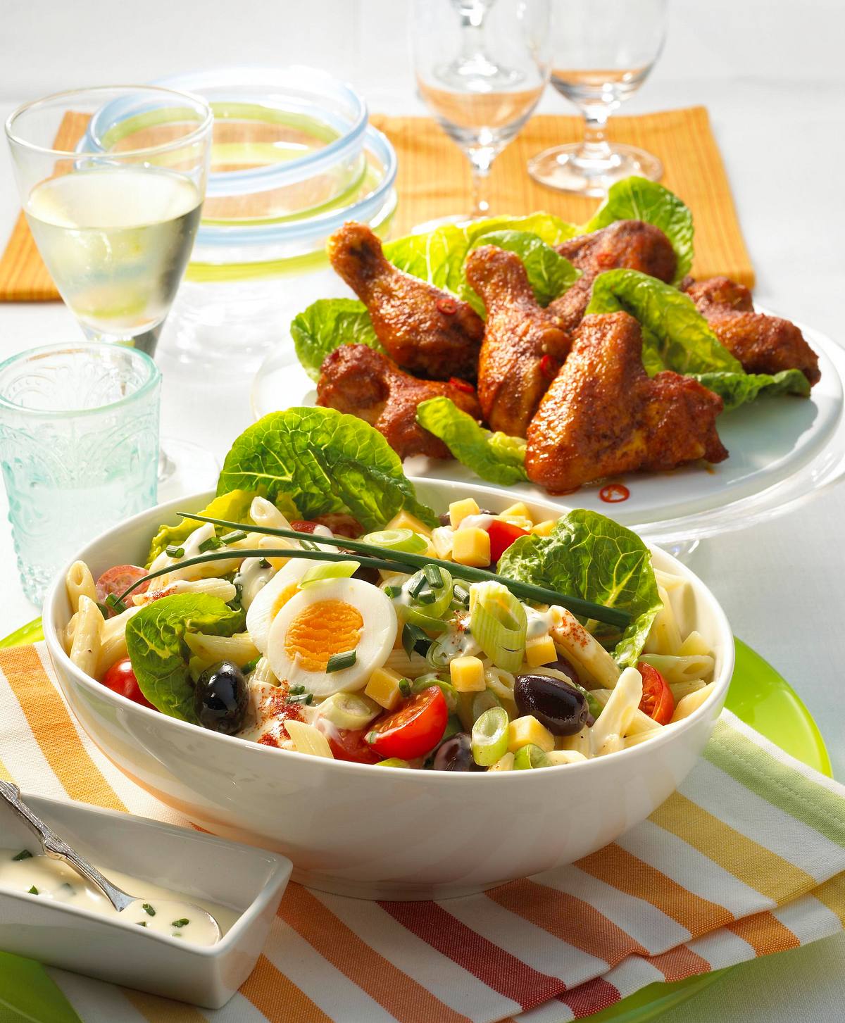 Scharfer Nudelsalat mit Chicken Wings Rezept