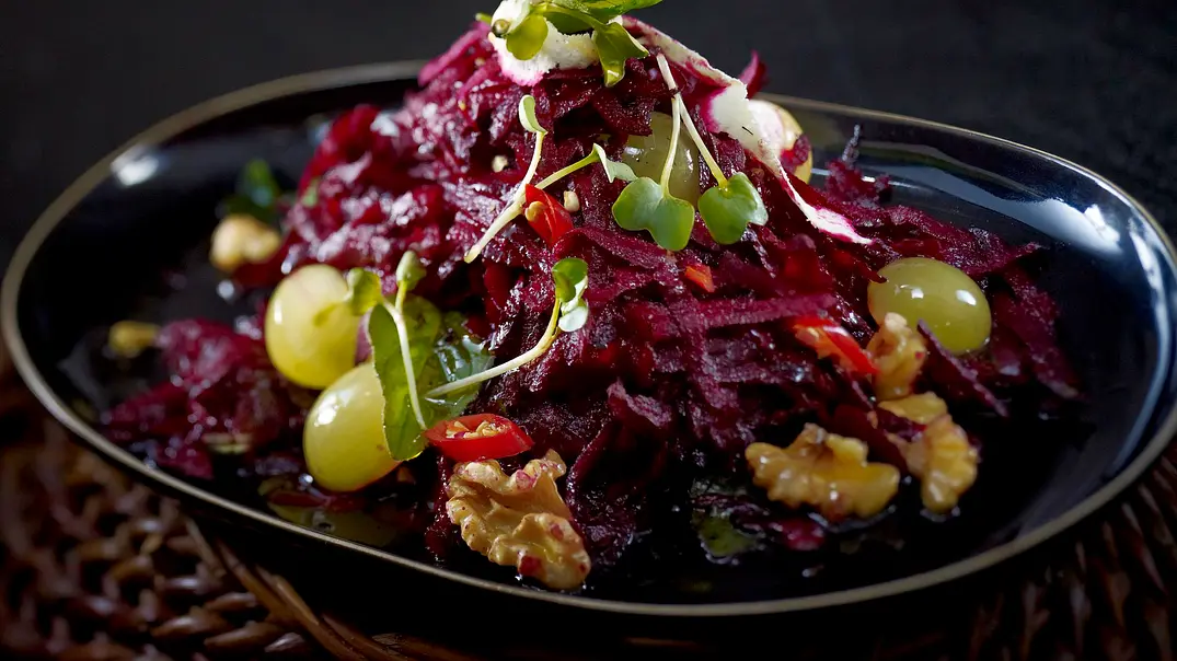Scharfer Rote-Bete-Salat mit Trauben und Walnüssen Rezept - Foto: LECKER @ Bauer Media Group Scharfer Rote-Bete-Salat mit Trauben und Walnüssen Rezept - Foto: LECKER @ Bauer Media Group