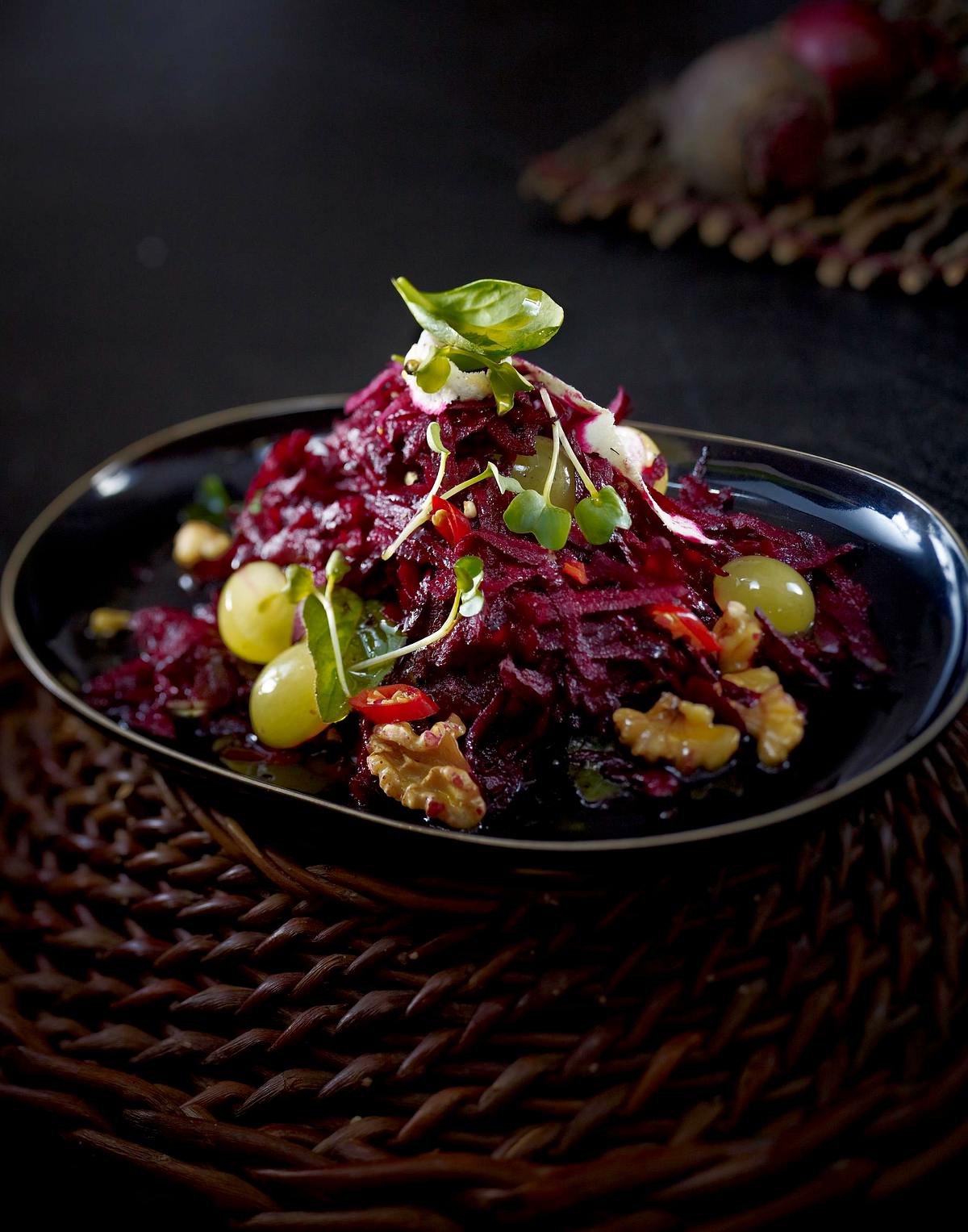 Scharfer Rote-Bete-Salat mit Trauben und Walnüssen Rezept