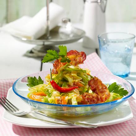 Scharfer Spitzkohl-Möhren-Salat mit Bacon-Chips Rezept