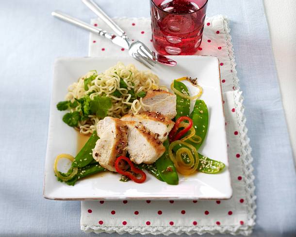 Scharfes Szechuan Huhn zu Sesam-Zuckerschoten und Koriander-Nudeln + Variante Rezept Scharfes Szechuan Huhn zu Sesam-Zuckerschoten und Koriander-Nudeln + Variante Rezept