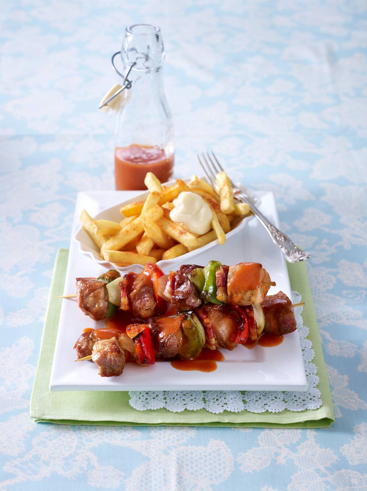 Schaschlik-Spieße mit Pommes frites Rezept