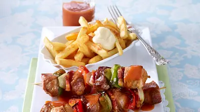 Schaschlik-Spieße mit Pommes frites Rezept - Foto: LECKER @ Bauer Media Group