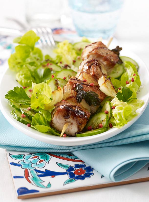 Schaschlik-Spieß auf Salat mit Balsamico-Creme Rezept | LECKER