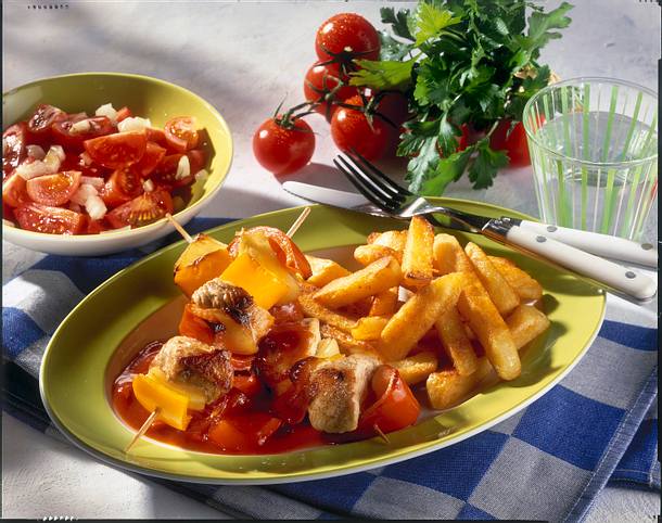 Schaschlik-Spieße mit Home Fries und Tomatensalat Rezept Schaschlik-Spieße mit Home Fries und Tomatensalat Rezept
