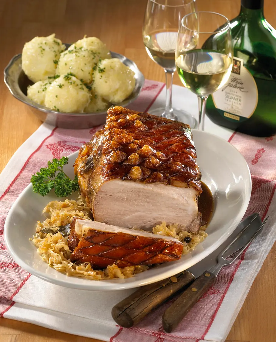 Schäufele mit Sauerkraut und Klößen Rezept Schäufele mit Sauerkraut und Klößen Rezept
