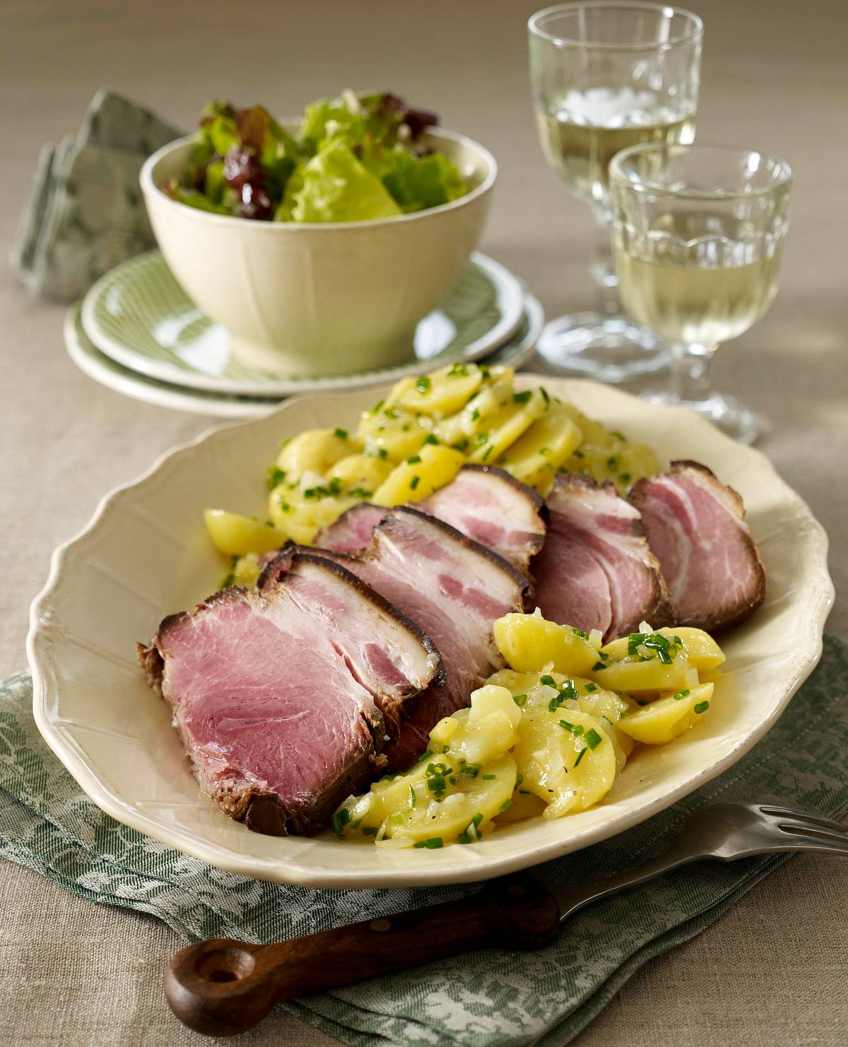Schäufele (Schweine Schulter) mit warmen Kartoffelsalat und Endiviensalat Rezept