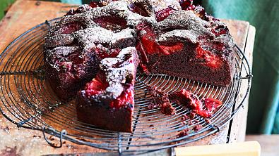 Schaumschläger-Schokokuchen mit Pflaumenprahler Rezept - Foto: LECKER @ Bauer Media Group