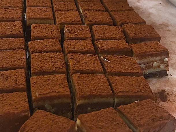 Schichtnougat mit Marzipan und Mandelsplittern Rezept Schichtnougat mit Marzipan und Mandelsplittern Rezept