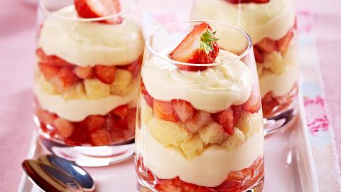 Schichtdessert mit Erdbeeren Rezept - Foto: House of Food / Bauer Food Experts KG