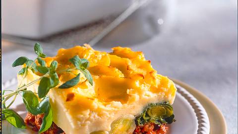Schichten-Auflauf mit Hack, Porree und Kartoffelpüree Rezept - Foto: House of Food / Bauer Food Experts KG