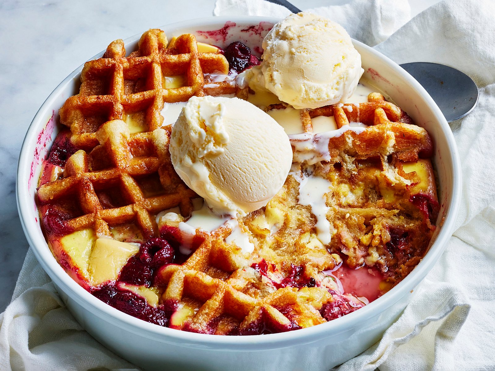 &amp;quot;Heiße Liebe&amp;quot; aus dem Ofen: Waffel-Pudding-Auflauf mit Himbeeren | LECKER