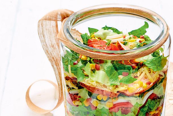 Schichtsalat mit BBQ-Hähnchen Rezept Schichtsalat mit BBQ-Hähnchen Rezept