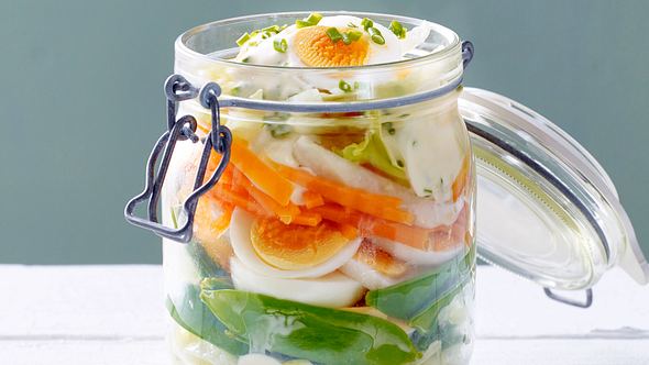 Schichtsalat mit Ei und Zuckerschoten Rezept - Foto: House of Food / Bauer Food Experts KG