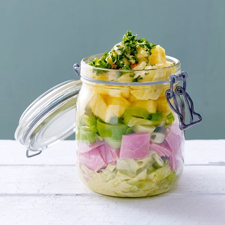 Schichtsalat mit gekochtem Schinken und Ananas Rezept Schichtsalat mit gekochtem Schinken und Ananas Rezept