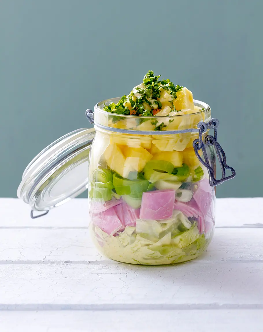 Schichtsalat mit gekochtem Schinken und Ananas Rezept Schichtsalat mit gekochtem Schinken und Ananas Rezept