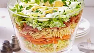 Schichtsalat mit Nudeln und Kasseler Rezept - Foto: LECKER @ Bauer Media Group