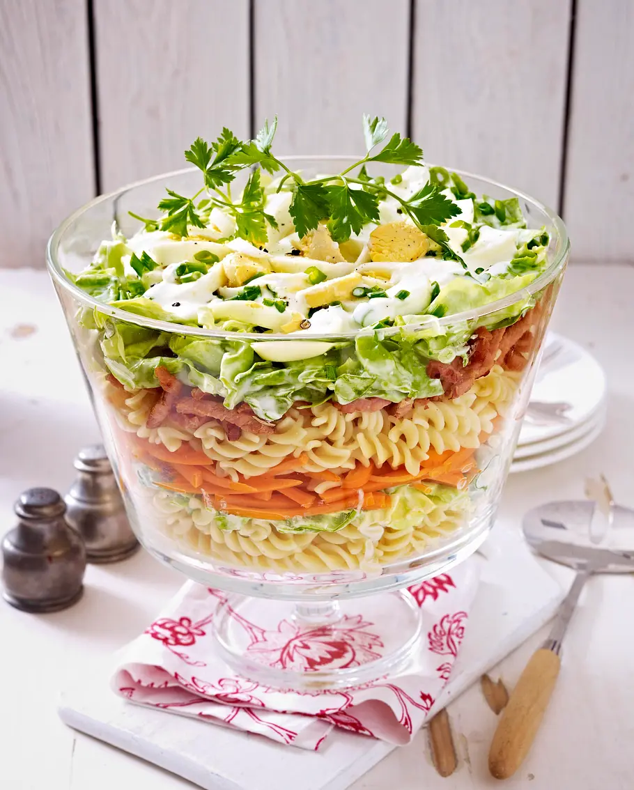 Schichtsalat mit Nudeln und Kasseler Rezept Schichtsalat mit Nudeln und Kasseler Rezept