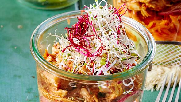 Schichtsalat mit Pulled Chicken im Glas Rezept - Foto: House of Food / Bauer Food Experts KG