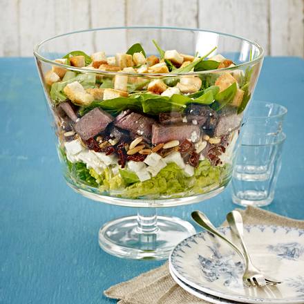 Schichtsalat mit Steakstreifen Rezept
