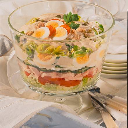 Schichtsalat mit Thunfischsoße Rezept