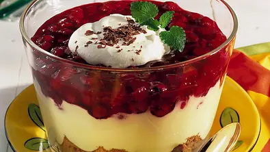Schichtspeise mit Honigkuchen Rezept - Foto: LECKER @ Bauer Media Group