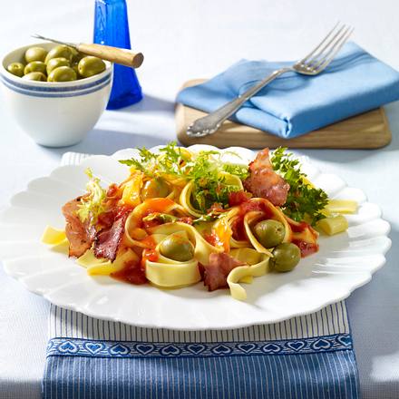 Schinken-Bandnudeln mit Frisee, grünen Oliven und Tomatensoße Rezept