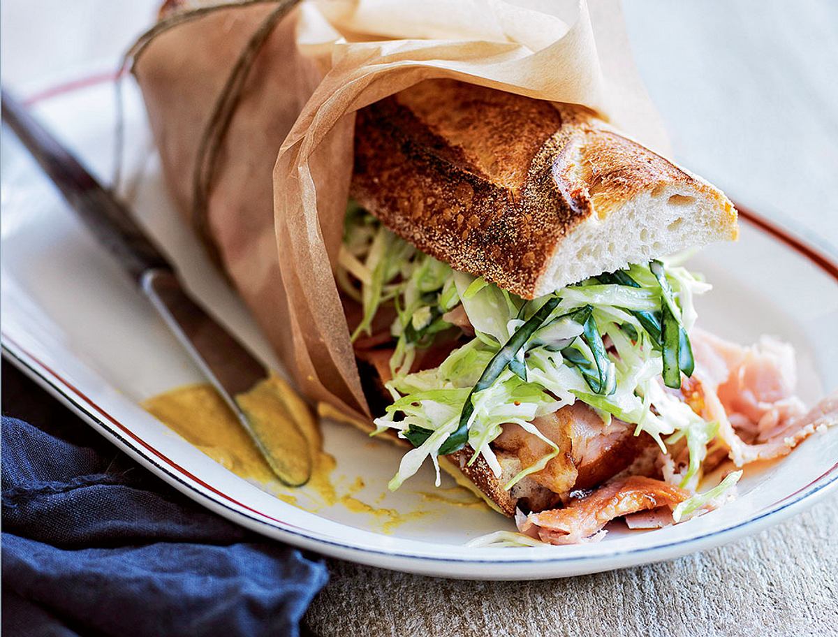 Schinken-Käse-Baguette mit Apfel-Coleslaw Rezept