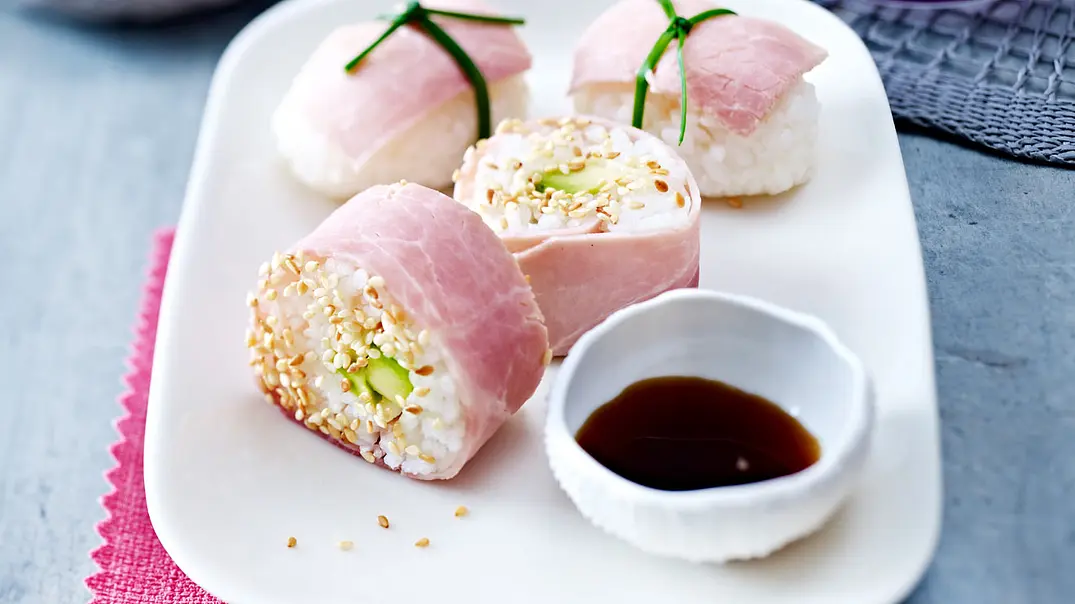 Schinken-Nigiri und -Maki Rezept - Foto: LECKER @ Bauer Media Group Schinken-Nigiri und -Maki Rezept - Foto: LECKER @ Bauer Media Group