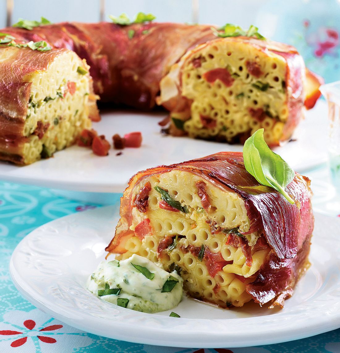 Schinken-Pasta-Kuchen mit Basilikumcreme Rezept | LECKER