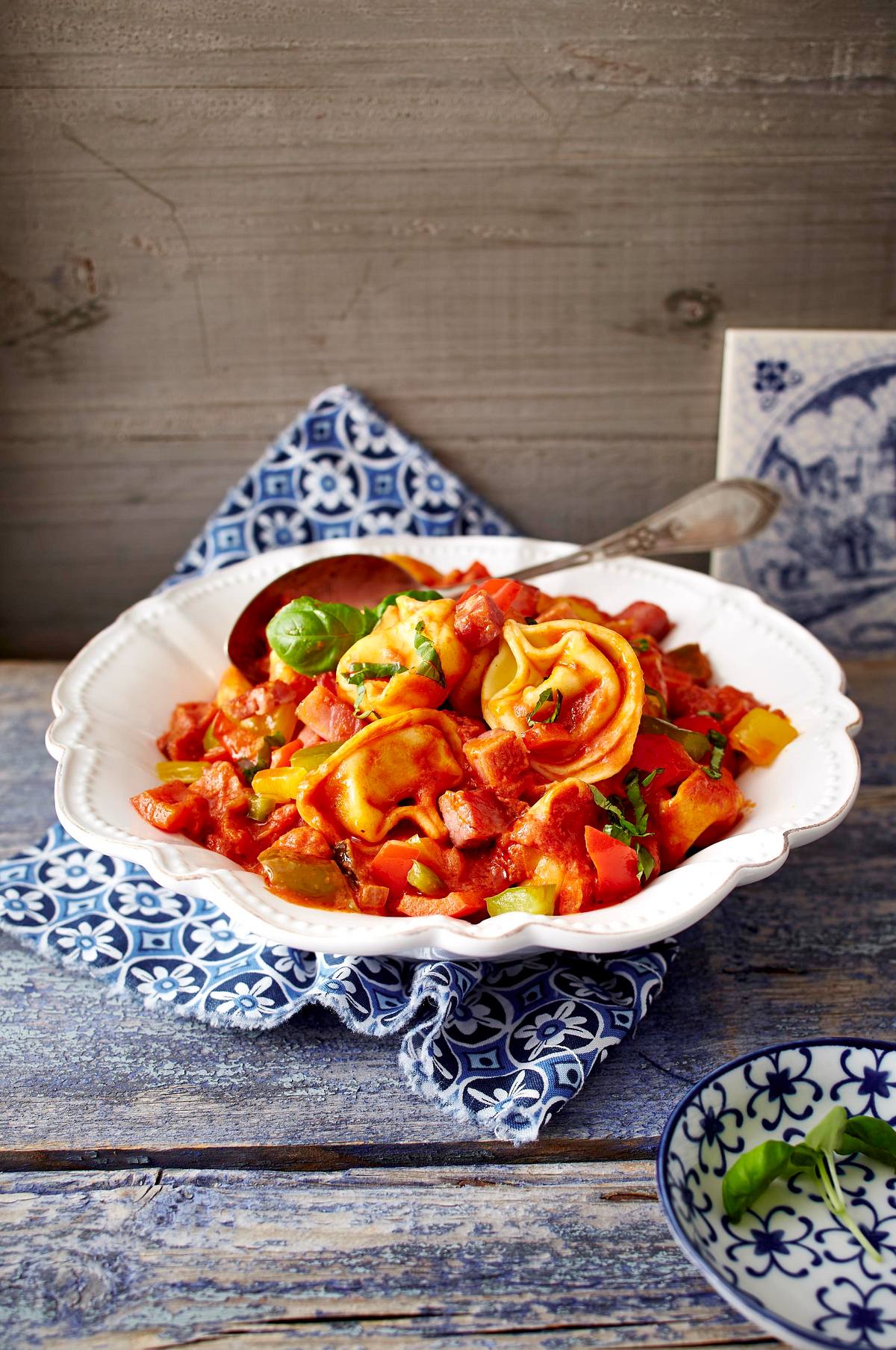 Schinken-Tortellini mit Paprika in Tomatenrahm Rezept