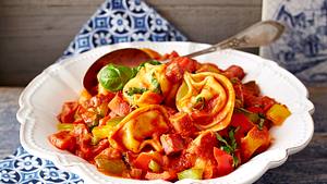 Schinken-Tortellini mit Paprika in Tomatenrahm Rezept - Foto: House of Food / Bauer Food Experts KG