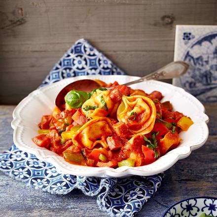 Schinken-Tortellini mit Paprika in Tomatenrahm Rezept