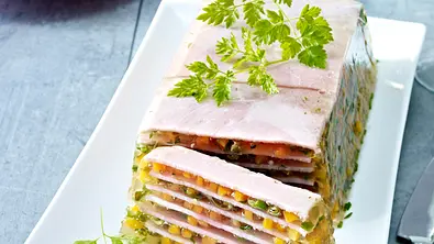 Schinken und Kräuter in Aspik Rezept - Foto: LECKER @ Bauer Media Group
