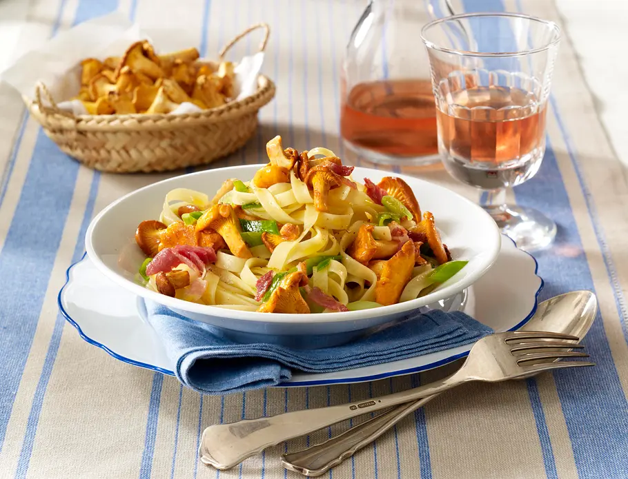 Schinkenbandnudeln mit Pfifferlingen Rezept Schinkenbandnudeln mit Pfifferlingen Rezept