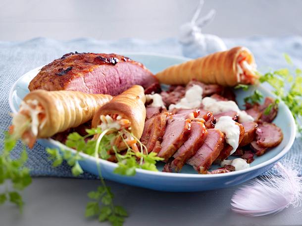 Schinkenbraten mit Bärlauchremoulade und Karottenhörnchen Rezept Schinkenbraten mit Bärlauchremoulade und Karottenhörnchen Rezept