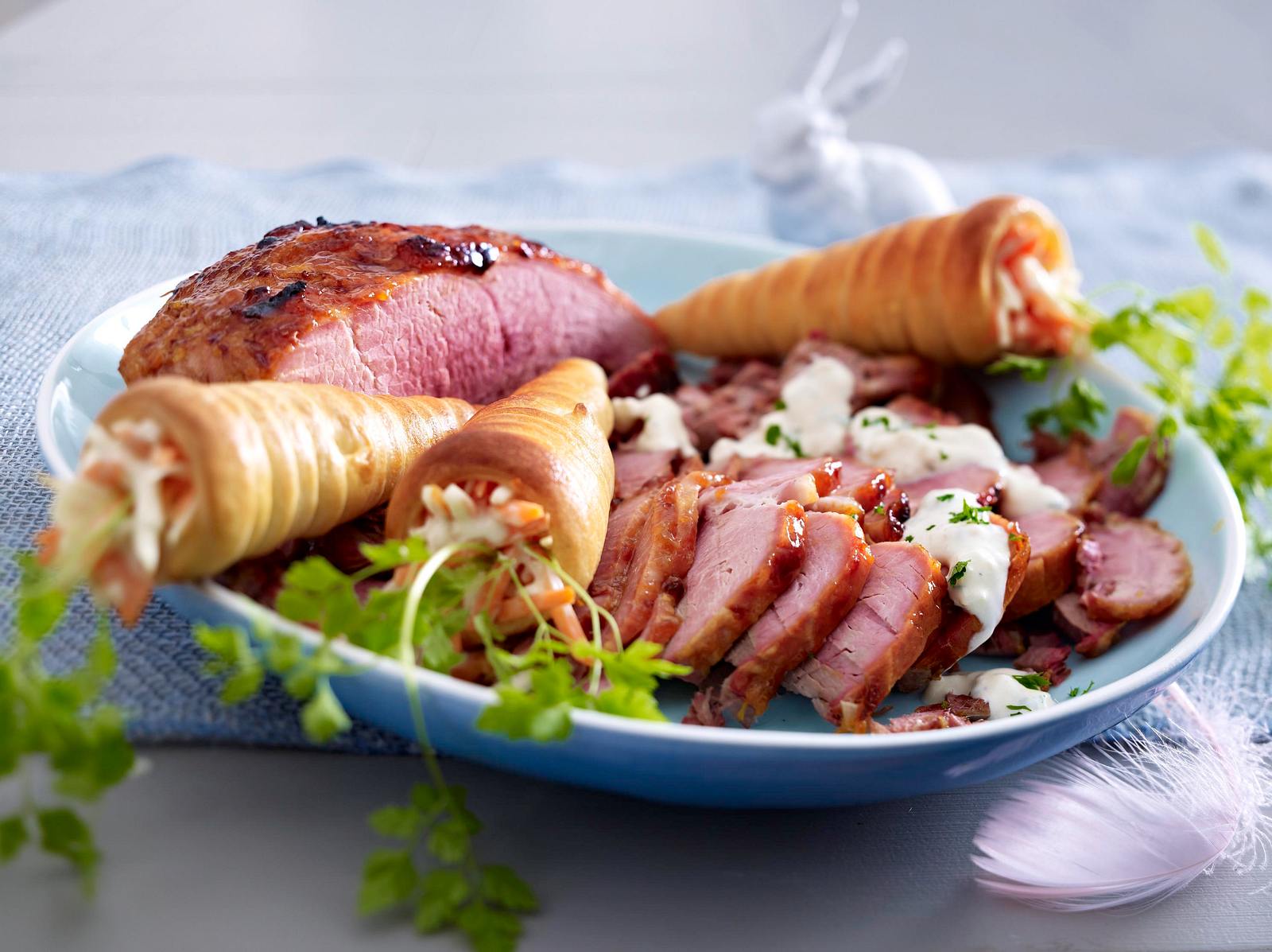 Schinkenbraten mit Bärlauchremoulade &amp; Karottenhörnchen Rezept | LECKER