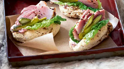 Schinkenbraten und Preiselbeer-Mayo im Zwiebelbrötchen Rezept - Foto: LECKER @ Bauer Media Group