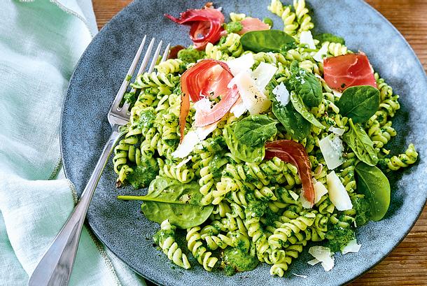 Schinkenfusilli mit Spinatsoße rezept
