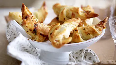 Schinkengipfeli (Blätterteig-Hörnchen mit Schinken-Mandel-Füllung) Rezept - Foto: LECKER @ Bauer Media Group