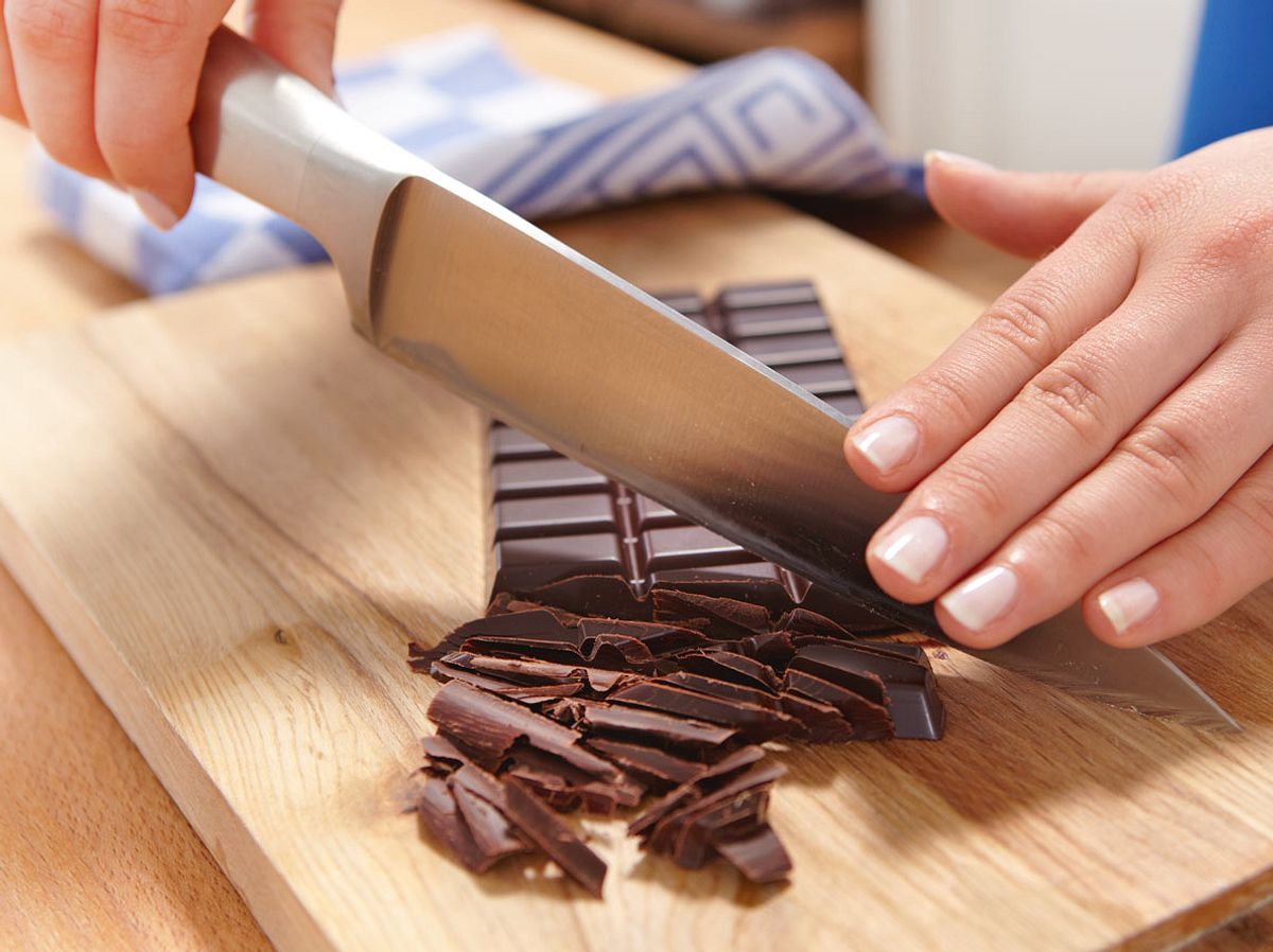 Schokolade für Schokosoße zerhacken