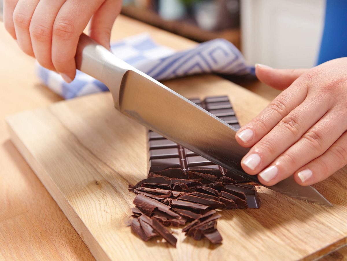 Schokosoße selber machen: Schokolade zerhacken