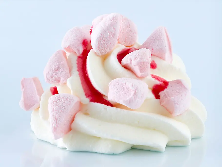 Schlagsahne mit Marshmallow-Grenadine