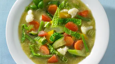 Schlanke Kohlsuppe Rezept - Foto: LECKER @ Bauer Media Group