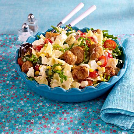 Schleifchennudelsalat mit Brätbällchen Rezept Schleifchennudelsalat mit Brätbällchen Rezept