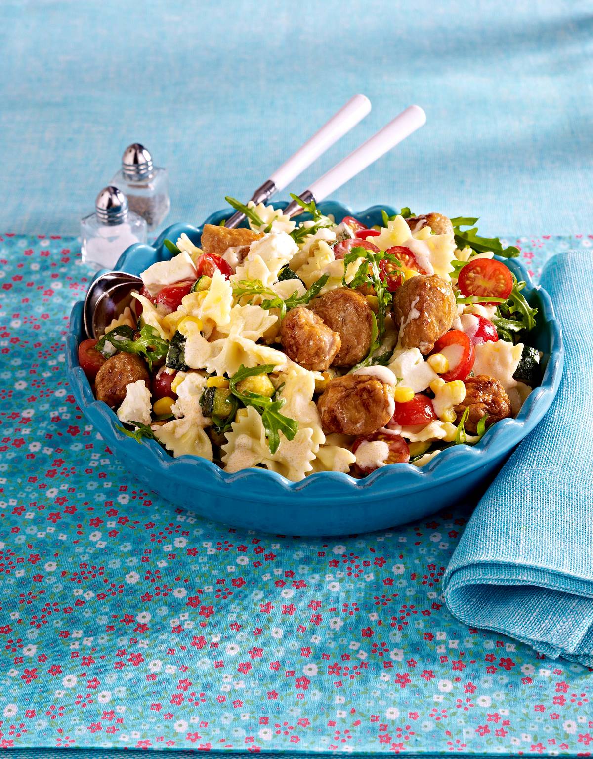 Schleifchennudelsalat mit Brätbällchen Rezept