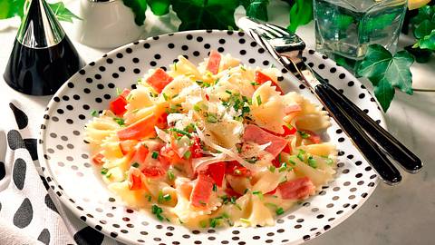 Schleifennudeln mit Käse und Schinken Rezept - Foto: Neckermann