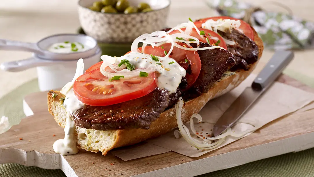 Schlemmer-Baguettes mit Minutensteaks Rezept - Foto: LECKER @ Bauer Media Group Schlemmer-Baguettes mit Minutensteaks Rezept - Foto: LECKER @ Bauer Media Group