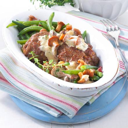 Schlemmer-Frikadellen mit Pfifferlingsrahm Rezept Schlemmer-Frikadellen mit Pfifferlingsrahm Rezept