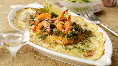 Schlemmerlachs mit Dill-Honig-Kruste auf Kartoffelbett Rezept - Foto: House of Food / Bauer Food Experts KG